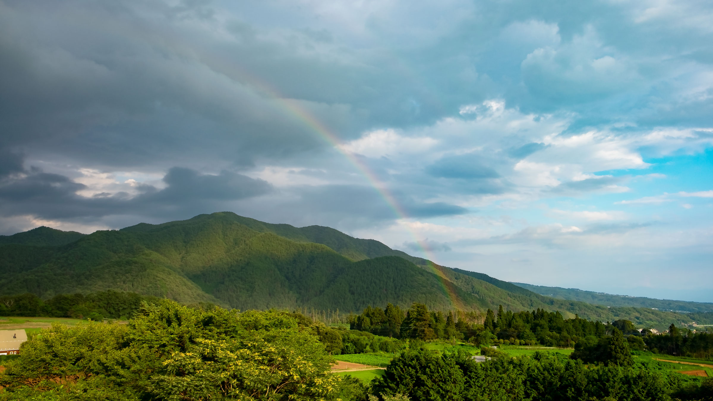 山と虹の風景